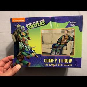 Nickelodeon Teenage Mutant Ninja Turtles Comfy Throw w/ sleeves. Brand new.